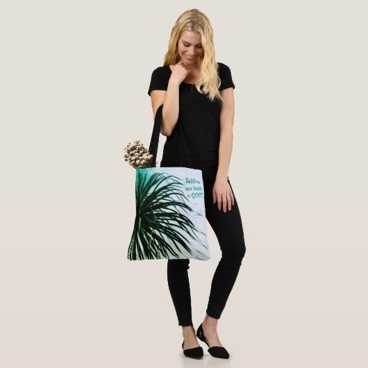 Tropischer Chic von Windblown Palm Tree Tasche (Am Model)