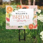 Tropischer Citrus Brautparty Begrüßungszeichen Gartenschild<br><div class="desc">Begrüßen Sie Ihr Brautparty mit diesem schönen Schild. Dieses tropische Zitrusdesign besticht durch moderne,  elegante Schriftart (die Farben lassen sich leicht ändern!),  einen Blumenstrauß und tropische Zitrusfrüchte wie Zitrone,  Limone,  orange,  Grapefruit und Papaya! . Sehen Sie sich die gesamte Kollektion an,  um mehr passende Artikel zu finden!</div>