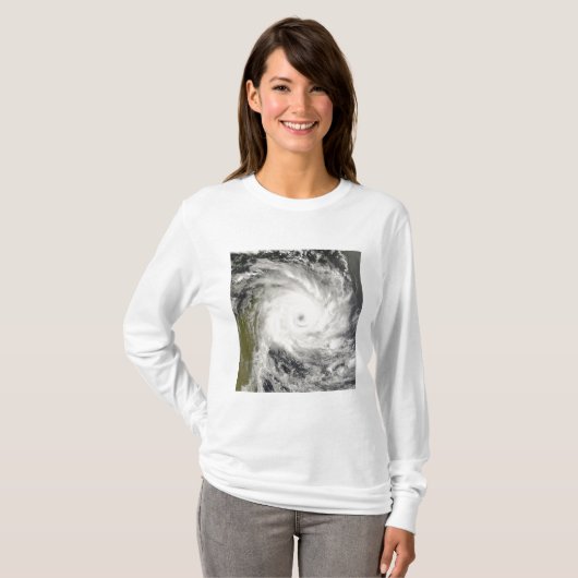 Tropischer Cyclone Ivan über Madagaskar T-Shirt (Vorne ganz)