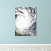 Tropischer Cyclone Yasi über Australien Leinwanddruck (Insitu (Holzboden))