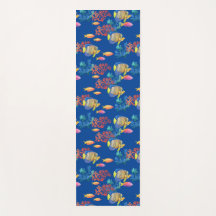 Tropischer Fisch und Korallen auf blau