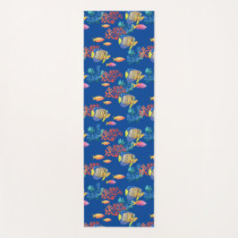 Tropischer Fisch und Korallen auf blau Yogamatte