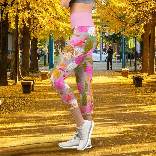 Tropischer Flamingo Hellgrau Capri Leggings