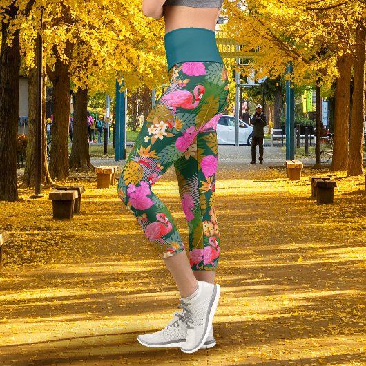 Tropischer Flamingo Jägergrün Capri Leggings
