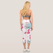 Tropischer Flamingo und Blätter, Sommermuster. Capri Leggings (Rückseite)