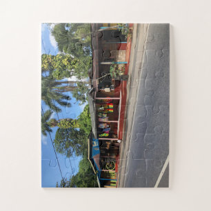Tropischer Kunsthandwerkermarkt am Straßenrand Puzzle