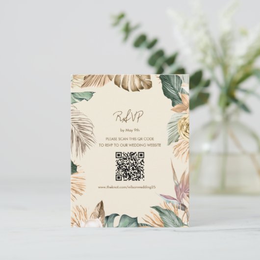 Tropischer Leaf Beach RSVP-Karte mit QR-Code RSVP Karte (Stehend Vorderseite)
