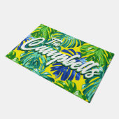 Tropischer Nachname Grüne Gelbe Monstera-Blätter Fußmatte (Schrägansicht)