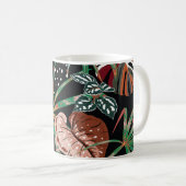 Tropischer Noir: Dunkles, exotisches Waldmuster Kaffeetasse (VorderseiteRechts)