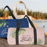 Tropischer Palmblätterbelag jeder farblich handges Duffle Bag<br><div class="desc">Hochzeitsgeschenk für die Braut für ihr Bachelorette Wochenende oder Flitterwochen. Braut wird in Wirbler handgeschriebener Kalligraphie geschrieben und, Sie können dies ganz einfach zu Anzug jeder in Ihrer Hochzeitsfeier, indem Sie das Design-Tool. Das Design umfasst ein tropisches Palmenblatt in Aquarellfarbe, das auch im Monogramm-Motiv mit den Initialen, Namen und Hochzeitstag...</div>