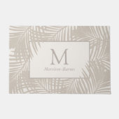 Tropischer Palmblätterteppich Taupe Mit Monogramm Fußmatte (Vorderseite)