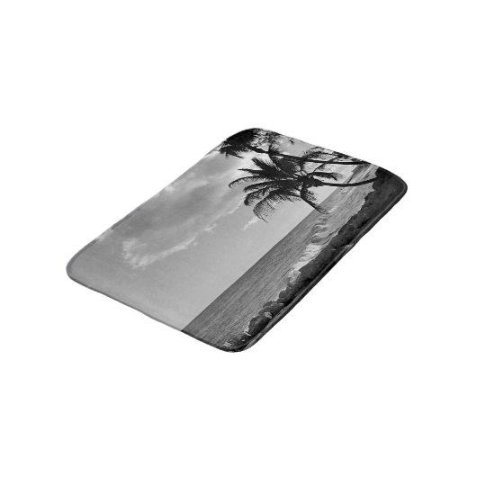 Tropischer Palmestrand in Schwarzweiss Badematte (Schrägansicht)