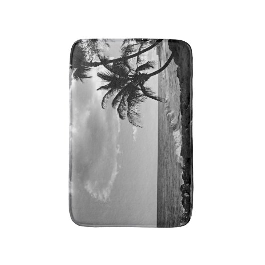 Tropischer Palmestrand in Schwarzweiss Badematte (Vorderseite Vertikal)
