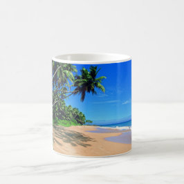 Tropischer Paradiesstrand und palmtrees Tasse