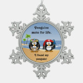 Tropischer Pinguin-Paare Hula Piraten-Insel-Strand Schneeflocken Zinn-Ornament (Vorderseite)
