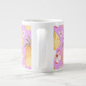 Tropischer Retro-Ananas-Druck auf lila Hintergrund Jumbo-Tasse (Rückseite)