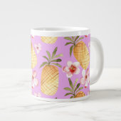 Tropischer Retro-Ananas-Druck auf lila Hintergrund Jumbo-Tasse (Vorderseite Rechts)