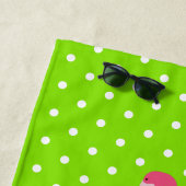 Tropischer rosa Flamingos auf Polka Docks Strandtuch (Beispiel)