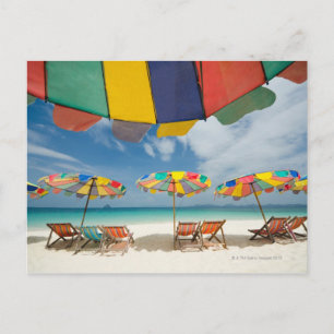 Tropischer Sandstrand und türkisfarbenes Meer. 2 Postkarte