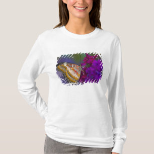 Tropischer Schmetterling auf violetten Blumen T-Shirt