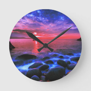 Tropischer Sonnenuntergang auf felsiger Küste Runde Wanduhr
