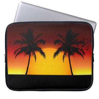 Tropischer Sonnenuntergang mit Palmen Laptopschutzhülle
