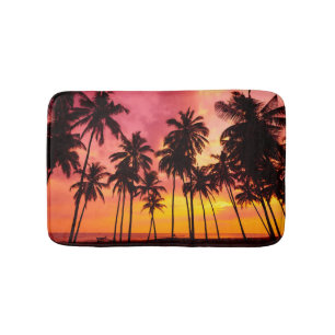 Tropischer Sonnenuntergang: Silhouette in Palm. Badematte