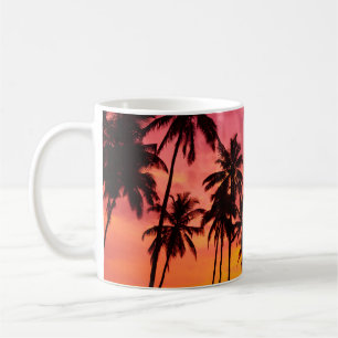 Tropischer Sonnenuntergang: Silhouette in Palm. Kaffeetasse