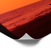 Tropischer Sonnenuntergang: Silhouette in Palm. Poster (Ecke)