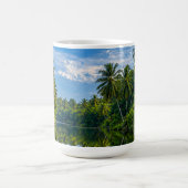 Tropischer Spiegel-Fluss-Reflektionen-Akzent  Kaffeetasse (Mittel)