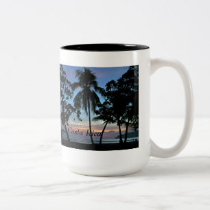 Tropischer Strand am Sonnenuntergang Zweifarbige Tasse