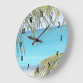 Tropischer Strand gerahmt mit Palmfronten Große Wanduhr (Winkel)