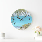 Tropischer Strand gerahmt mit Palmfronten Große Wanduhr (Zuhause)