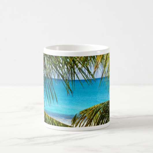 Tropischer Strand gerahmt mit Palmfronten Kaffeetasse (Mittel)