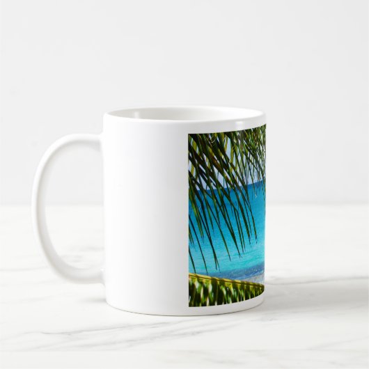 Tropischer Strand gerahmt mit Palmfronten Kaffeetasse (Links)