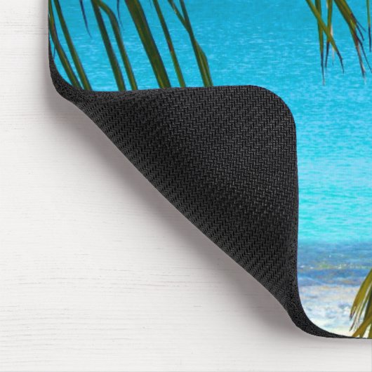 Tropischer Strand gerahmt mit Palmfronten Mousepad (Ecke)