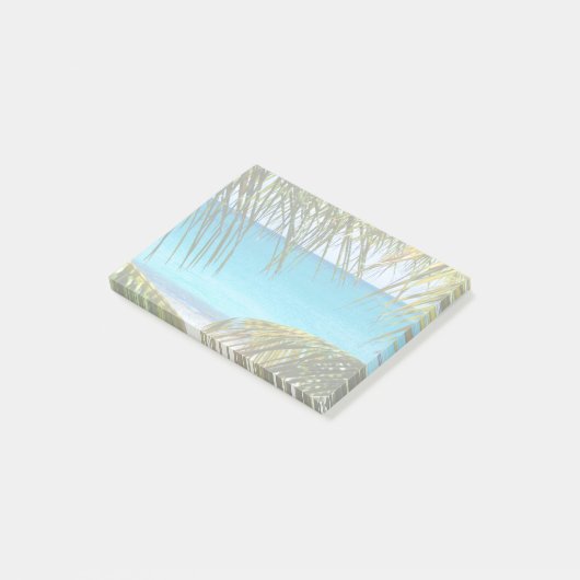 Tropischer Strand gerahmt mit Palmfronten Post-it Klebezettel (angewinkelt)