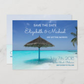 Tropischer Strand mit gestreiftem Sonnenschirm Hoc Ankündigungspostkarte (Vorne/Hinten)