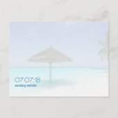Tropischer Strand mit gestreiftem Sonnenschirm Hoc Ankündigungspostkarte (Rückseite)