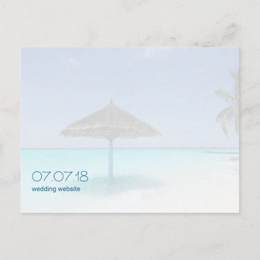 Tropischer Strand mit gestreiftem Sonnenschirm Hoc Ankündigungspostkarte (Rückseite)