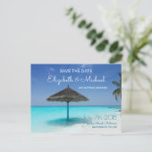 Tropischer Strand mit gestreiftem Sonnenschirm Hoc Ankündigungspostkarte (Stehend Vorderseite)