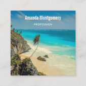 Tropischer Strand mit Palmen, die von Wind gesäumt Quadratische Visitenkarte (Vorderseite)