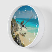 Tropischer Strand mit Palmen, die von Wind gesäumt Uhr (Winkel)