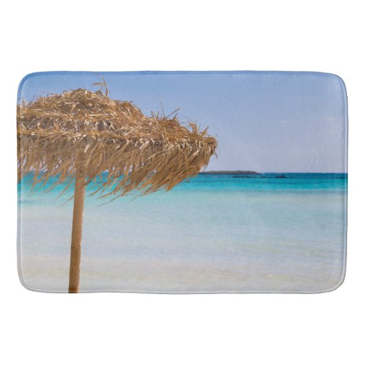 Tropischer Strand mit Strohdach-Schirm Badematte (Vorderseite)