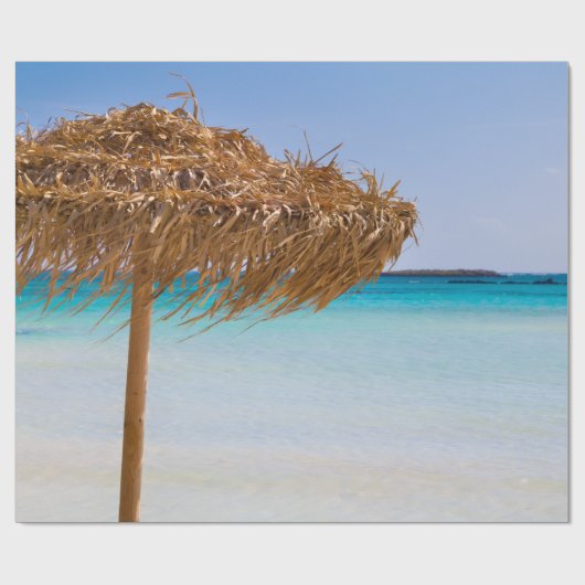 Tropischer Strand mit Strohdach-Schirm Geschenkpapier (Flach)