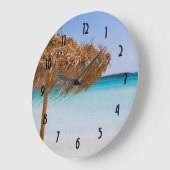 Tropischer Strand mit Strohdach-Schirm Große Wanduhr (Winkel)