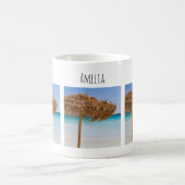 Tropischer Strand mit Strohdach-Schirm Kaffeetasse (Mittel)