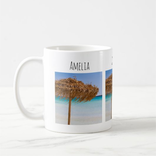 Tropischer Strand mit Strohdach-Schirm Kaffeetasse (Links)