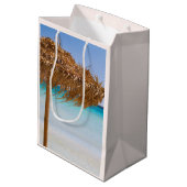Tropischer Strand mit Strohdach-Schirm Mittlere Geschenktüte (Rückseite Schrägansicht)