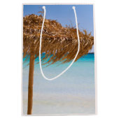 Tropischer Strand mit Strohdach-Schirm Mittlere Geschenktüte (Vorderseite)